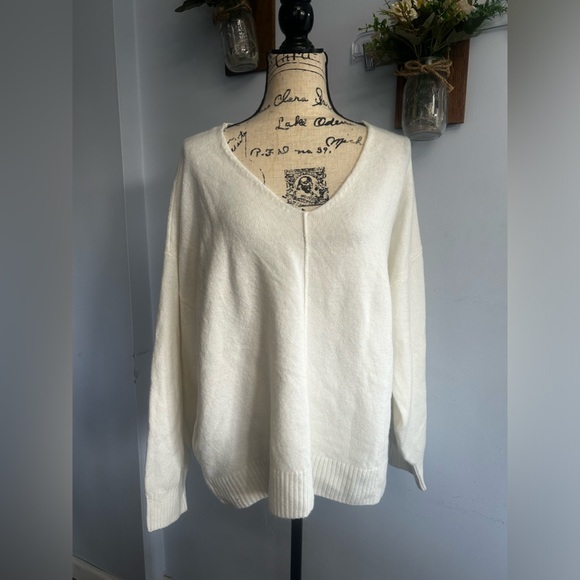 Vince camuto sweater neutral‎ minimalist staple piece v neck office - Picture 2 of 11